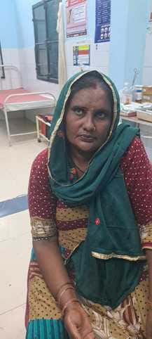 सरधना। गांव ईकड़ी में संघर्ष में घायल सुंदर। संवाद