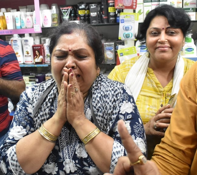 सेंट्रल मार्केट में सांसद, विधायक और महापौर द्वारा किये गये घोषणा से दुकानदारों ने एक दूसरे को 