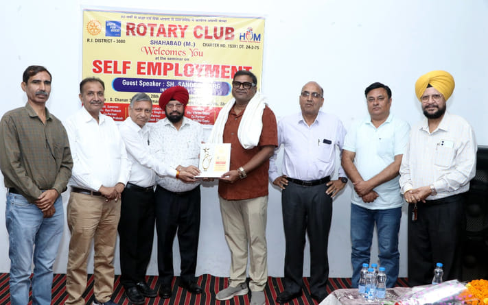 शाहाबाद। कार्यक्रम में मुख्य अतिथि संदीप गर्ग को सम्मानित करते रोटरी सदस्य। विज्ञप्ति शाहाबाद। कार्यक्रम में मुख्य अतिथि संदीप गर्ग को सम्मानित करते रोटरी सदस्य। विज्ञप्ति