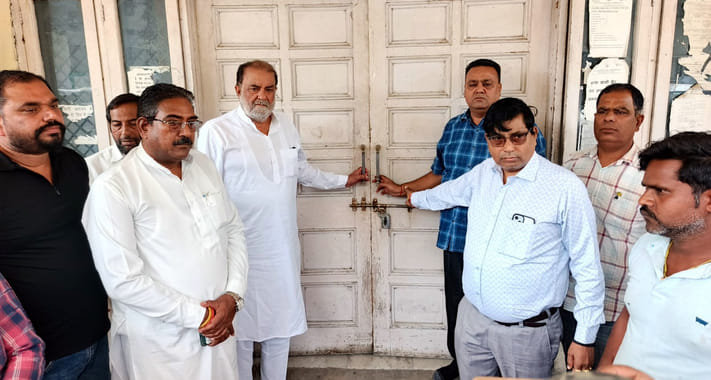 शाहाबाद। नगरपालिका कार्यालय को बंद कर सांकेतिक प्रदर्शन करते हरीश कवात्रा, विधायक और पार्षद। सं