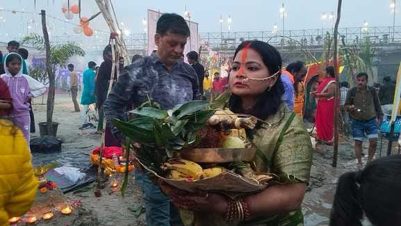 शाहजहांपुर में खन्नौत नदी तट पर पानी में खड़े होकर सूरज की पूजा करती महिला। संवाद