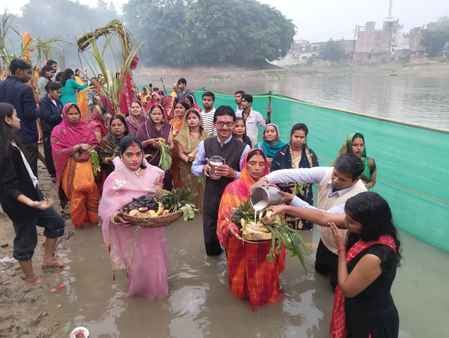 शाहजहांपुर में खन्नौत नदी तट पर पानी में खड़े होकर सूरज की पूजा करती महिला। संवाद
