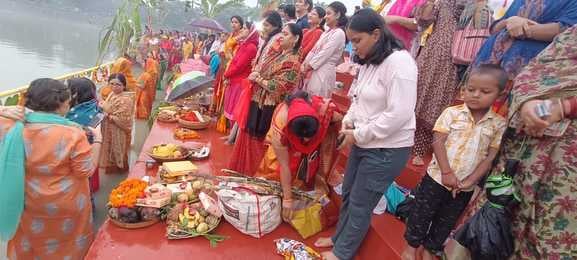 शाहजहांपुर में खन्नौत नदी तट पर पानी में खड़े होकर सूरज की पूजा करती महिला। संवाद