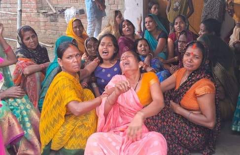 ताराजीवनपुर के रेवसा में महिला और बच्चे की मौत के बाद रोते बिलखते परिवार के लोग। संवाद