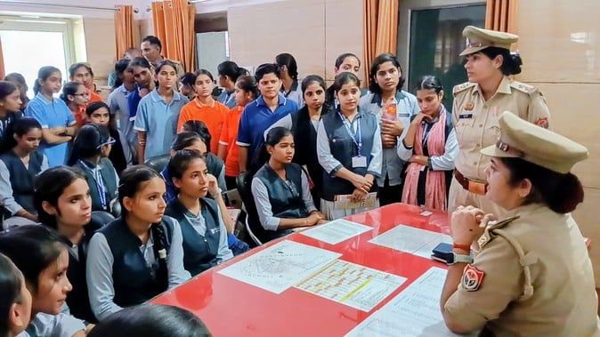 थाना भ्रमण कार्यक्रम के तहत कृषक इंटर कालेज की छात्राओं को पुलिस कार्य प्रणाली की जानकारी देती 