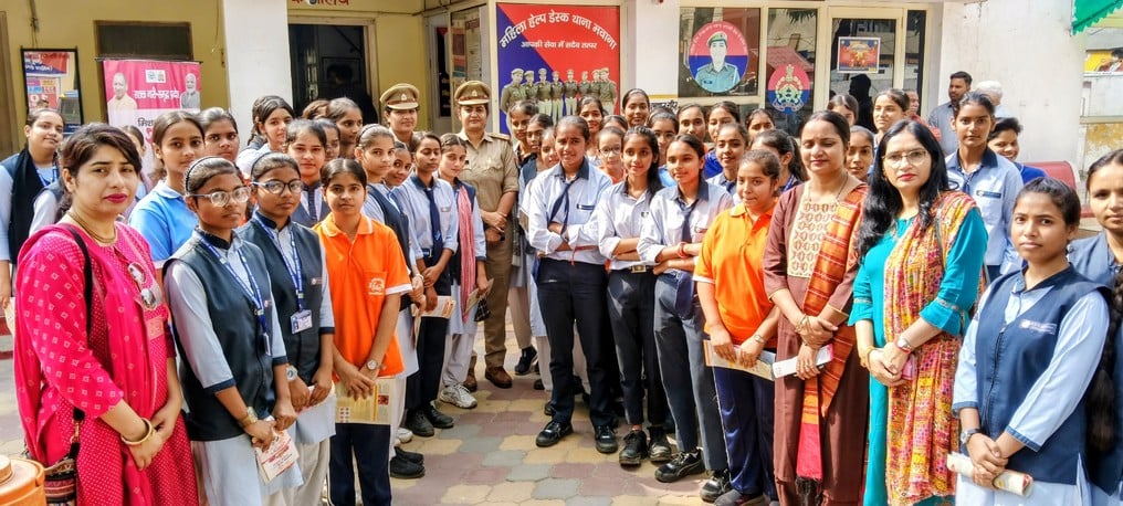 थाना भ्रमण कार्यक्रम के तहत कृषक इंटर कालेज की छात्राओं को पुलिस कार्य प्रणाली की जानकारी देती 