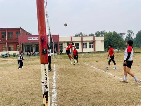 40 महारानी किशोरी कॉलेज में इंटर कॉलेज प्रतियोगिता में वॉलीबॉल खेलते खिलाड़ी। संवाद