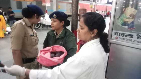 अवध आसाम एक्सप्रेस में यात्रा कर रही महिला को प्रसव पीड़ा, दिया जुड़वा बच्चों को जन्म