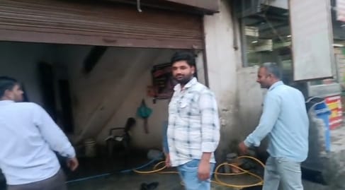 अवैध सर्विस स्टेशन पर सील लगाते निगम कर्मचारी। संवाद अवैध सर्विस स्टेशन पर सील लगाते निगम कर्मचारी। संवाद