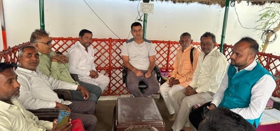 बिजनौर में गन्ना मूल्य में बढ़ाेतरी होने पर एक दूसरे को मिठाई खिलाकर खुशी मनाते भाकियू अराजनै बिजनौर में गन्ना मूल्य में बढ़ाेतरी होने पर एक दूसरे को मिठाई खिलाकर खुशी मनाते भाकियू अराजनै
