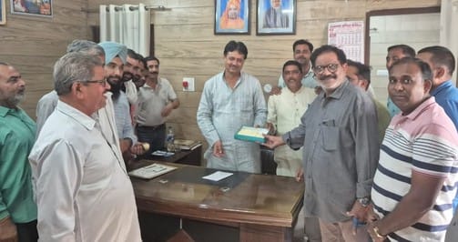 बिजनौर में गन्ना मूल्य में बढ़ाेतरी होने पर एक दूसरे को मिठाई खिलाकर खुशी मनाते भाकियू अराजनै बिजनौर में गन्ना मूल्य में बढ़ाेतरी होने पर एक दूसरे को मिठाई खिलाकर खुशी मनाते भाकियू अराजनै