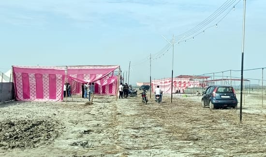 बिजनौर में विदुर कुटी के सामने गंगा स्नान मेले में लगे तंबु। संवाद