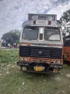 बस से घायल को पीठ पर लादकर निकालकर लाता युवक। संवाद