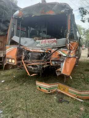 बस से घायल को पीठ पर लादकर निकालकर लाता युवक। संवाद