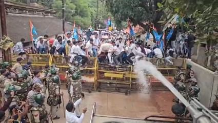 छात्र संघ चुनाव बहाली को लेकर एनएसयूआई का प्रदर्शन उग्र