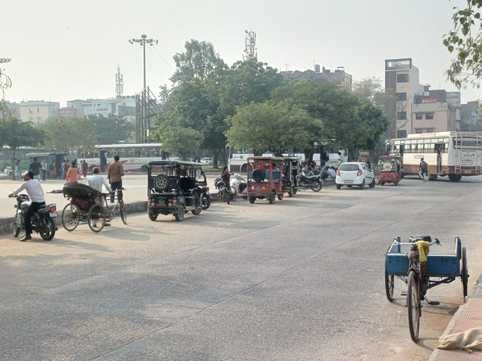 छावनी बस स्टैंड परिसर में लगा नो पार्किंग का साइन बोर्ड और परिसर से सवारी बैठाकर ले जाता ई रिक् छावनी बस स्टैंड परिसर में लगा नो पार्किंग का साइन बोर्ड और परिसर से सवारी बैठाकर ले जाता ई रिक्