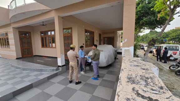 डीएलएफ गार्डन सिटी में बंद घर में चोरी सूचना पर पहुंची पुलिस, फोरेंसिक टीम व डाग स्क्वायड ने जा डीएलएफ गार्डन सिटी में बंद घर में चोरी सूचना पर पहुंची पुलिस, फोरेंसिक टीम व डाग स्क्वायड ने जा