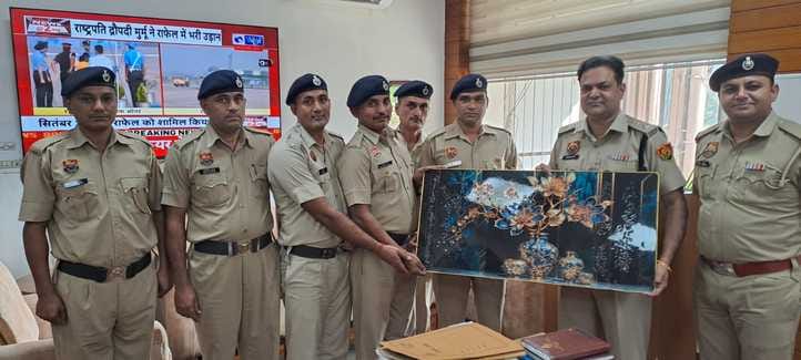 एसपी कमलदीप गोयल को स्मृति चिह्न भेंट करते हरियाणा सशस्त्र पुलिस के जवान। पुलिस प्रवक्ता एसपी कमलदीप गोयल को स्मृति चिह्न भेंट करते हरियाणा सशस्त्र पुलिस के जवान। पुलिस प्रवक्ता