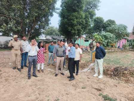 फाइल फोटो आकाश स्रोत परिजन व दूसरे चित्र में घर मे घुसी बाइक मौजूद पुलिस व ग्रामीण
