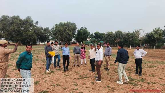 फाइल फोटो आकाश स्रोत परिजन व दूसरे चित्र में घर मे घुसी बाइक मौजूद पुलिस व ग्रामीण