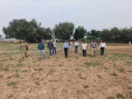 फाइल फोटो आकाश स्रोत परिजन व दूसरे चित्र में घर मे घुसी बाइक मौजूद पुलिस व ग्रामीण