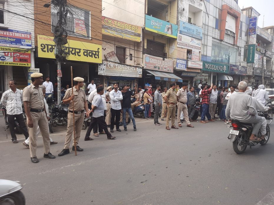 फोटो 10: सोनीपत में सुभाष चौक के पास प्रशासन से अंतिम नोटिस जारी होने पर कस्टोडियन की जमीन पर ब फोटो 10: सोनीपत में सुभाष चौक के पास प्रशासन से अंतिम नोटिस जारी होने पर कस्टोडियन की जमीन पर ब