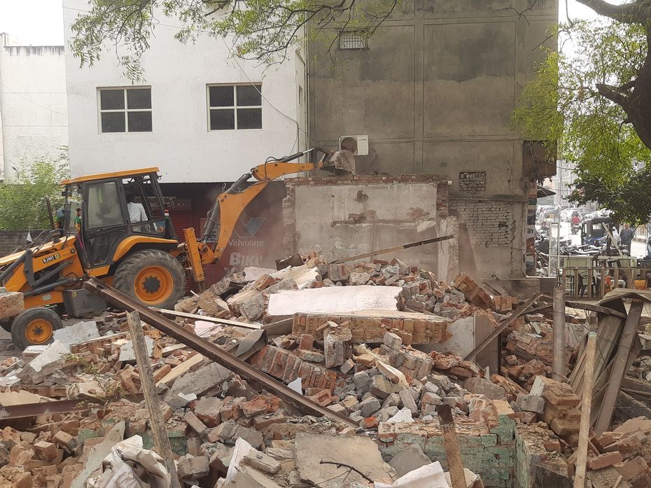 फोटो 10: सोनीपत में सुभाष चौक के पास प्रशासन से अंतिम नोटिस जारी होने पर कस्टोडियन की जमीन पर ब फोटो 10: सोनीपत में सुभाष चौक के पास प्रशासन से अंतिम नोटिस जारी होने पर कस्टोडियन की जमीन पर ब