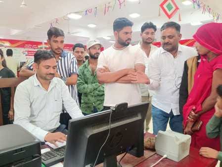 फोटो- 12 बीआरसी नवाबगंज में बंद पड़ी आधारकार्ड मशीन। संवाद फोटो- 12 बीआरसी नवाबगंज में बंद पड़ी आधारकार्ड मशीन। संवाद
