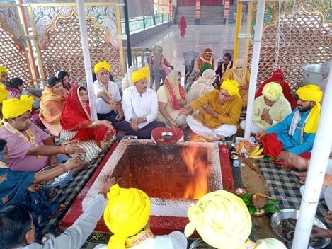 फोटो 17- सोनीपत के जटवाड़ा स्थित प्राचीन गोशाला में गोपाष्टमी पर्व पर गोमाता का पूजन करते मेयर  फोटो 17- सोनीपत के जटवाड़ा स्थित प्राचीन गोशाला में गोपाष्टमी पर्व पर गोमाता का पूजन करते मेयर