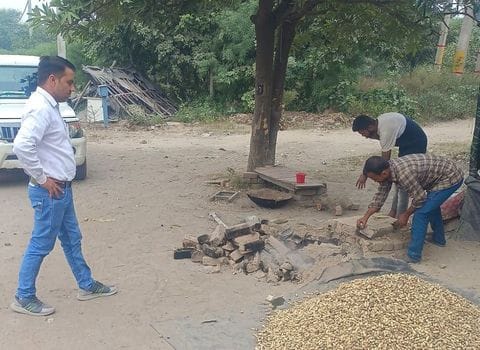 फोटो :37: सोनीपत के राई के पास फैक्टरी में कूड़े में लगी आग से उठता धुआं। संवाद फोटो :37: सोनीपत के राई के पास फैक्टरी में कूड़े में लगी आग से उठता धुआं। संवाद