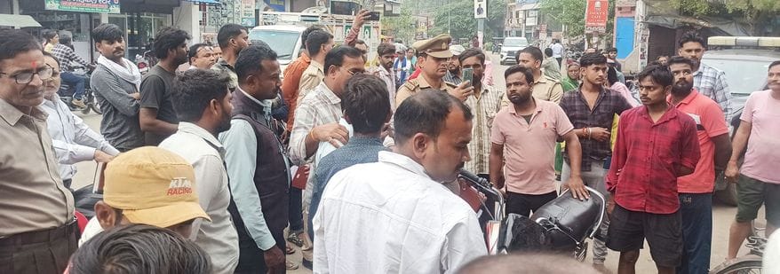 फाेटो 47-पत्थरकटा चौराहे पर मारपीट के बाद दुकान बाहर लगी भीड़। संवाद