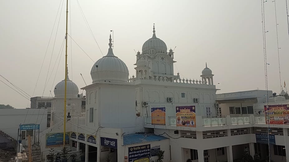 गुरुद्वारा कार्यालय में गुरु पर्व की तैयारी को लेकर जानकारी देते हुए गुरुद्वारा मैनेजर सुरजीत स गुरुद्वारा कार्यालय में गुरु पर्व की तैयारी को लेकर जानकारी देते हुए गुरुद्वारा मैनेजर सुरजीत स