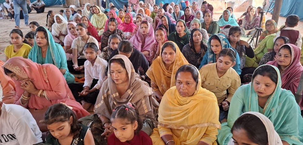 गांव जलबेड़ा में सत्संग करते श्री श्री 1008 महामंडलेश्वर स्वामी ज्ञान नाथ महाराज। प्रवक्ता