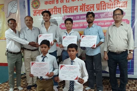 जिला स्तरीय विज्ञान प्रदर्शनी में अपने-अपने प्रोजेक्ट के साथ छात्राएं। स्रोत आयोजक
