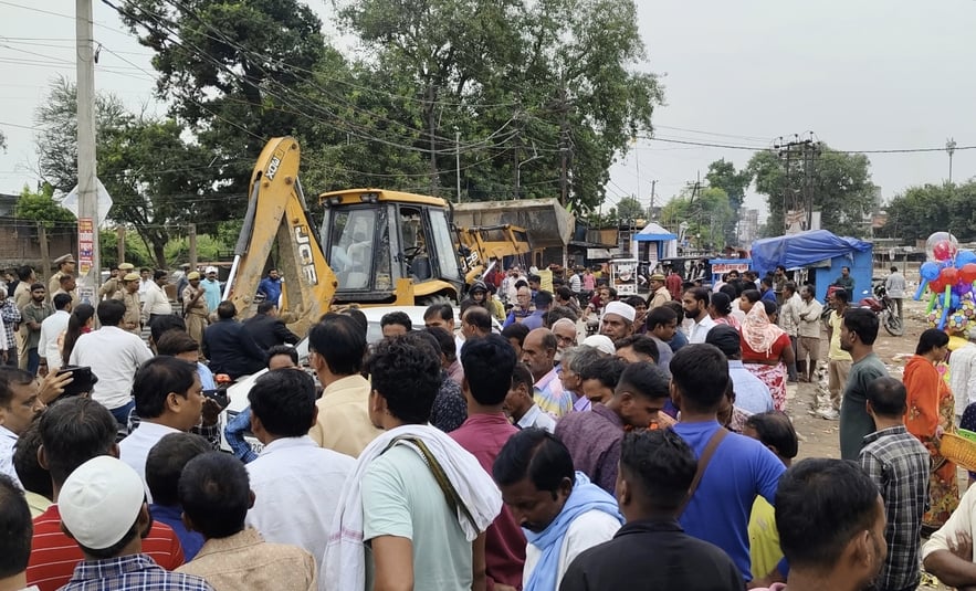 जमीन मामले में पहुंचीं पालिका अध्यक्ष डॉ. इरा श्रीवास्तव व पालिका की टीम। संवाद
