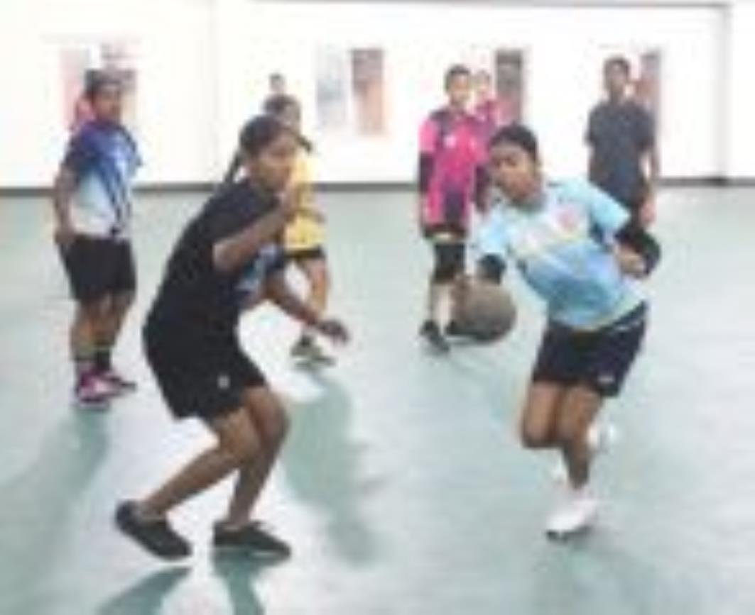 केडी सिंह सिंह बाबू स्टेडियम के इंडोर हाॅल में हैंडबाॅल ट्रायल में भाग लेने वाली खिलाड़ी एक्श