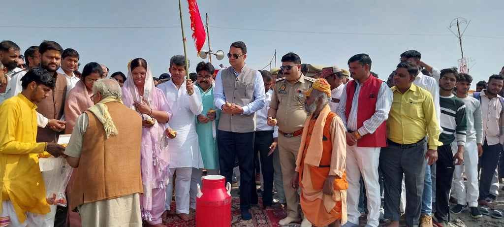 ककोड़ा मेला के शुभारंभ मौके पर ककोड़ा देवी मंदिर से झंडी व ज्योति लेकर जाती जिला पंचायत अध्यक्ष
