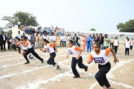 खिलाड़ियों से बातचीत करते केंद्रीय वन एवं पर्यावरण मंत्री भूपेंद्र यादव । संवाद