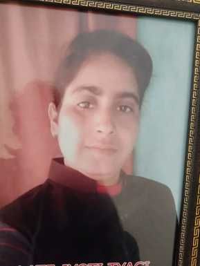 मुरादनगर। रावली रोड पर हुई टक्कर के बाद गिरा ऑटो। संवाद