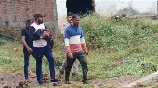 मासूम बच्ची और परिजन