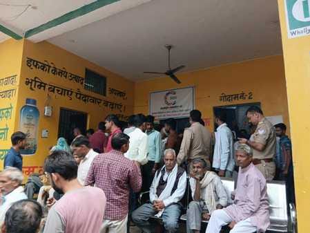 निगोही में गेहूं का बीज और सरसों लेने के लिए लाइन में लगे कृषक। संवाद निगोही में गेहूं का बीज और सरसों लेने के लिए लाइन में लगे कृषक। संवाद
