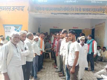 निगोही में गेहूं का बीज और सरसों लेने के लिए लाइन में लगे कृषक। संवाद निगोही में गेहूं का बीज और सरसों लेने के लिए लाइन में लगे कृषक। संवाद
