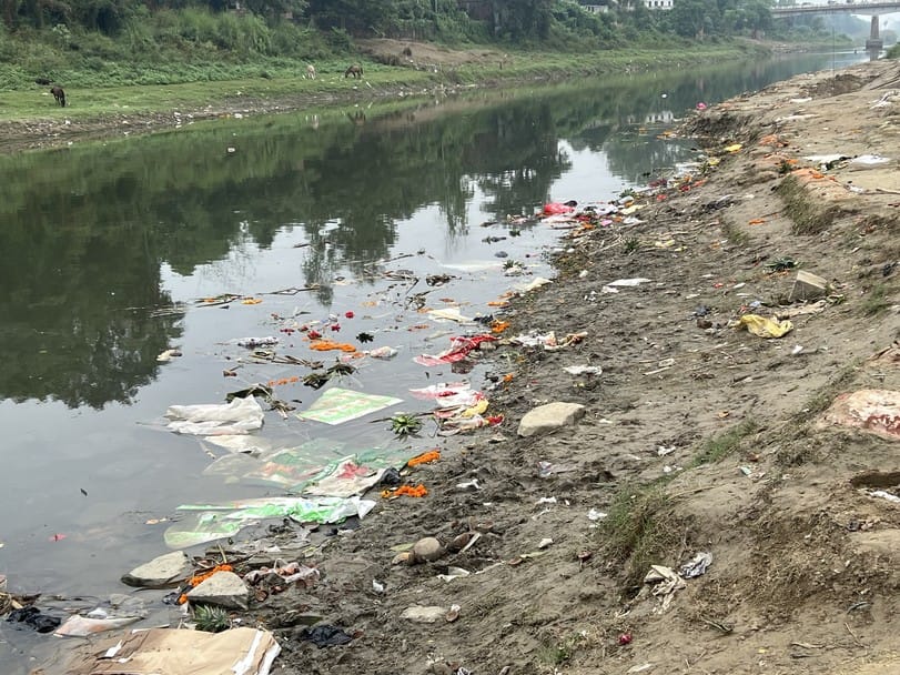 नगर के मड़ईया घाट पर छठ पूजा के बाद फैली गंदगी।संवाद