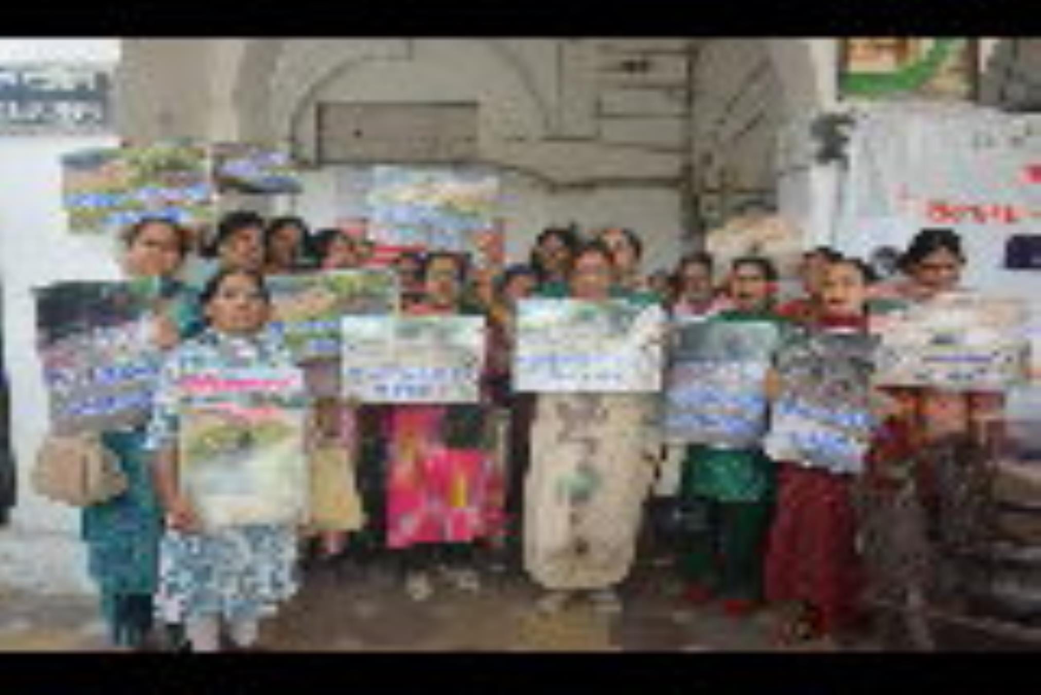 नगर निगम पर प्रदर्शन करतीं महिलाएं और वार्ता करतीं महापाैर। नगर निगम पर प्रदर्शन करतीं महिलाएं और वार्ता करतीं महापाैर।