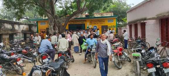 पइंसा में खाद वितरण बंद होने के बाद समिति के बाहर बैठे किसान। संवाद पइंसा में खाद वितरण बंद होने के बाद समिति के बाहर बैठे किसान। संवाद