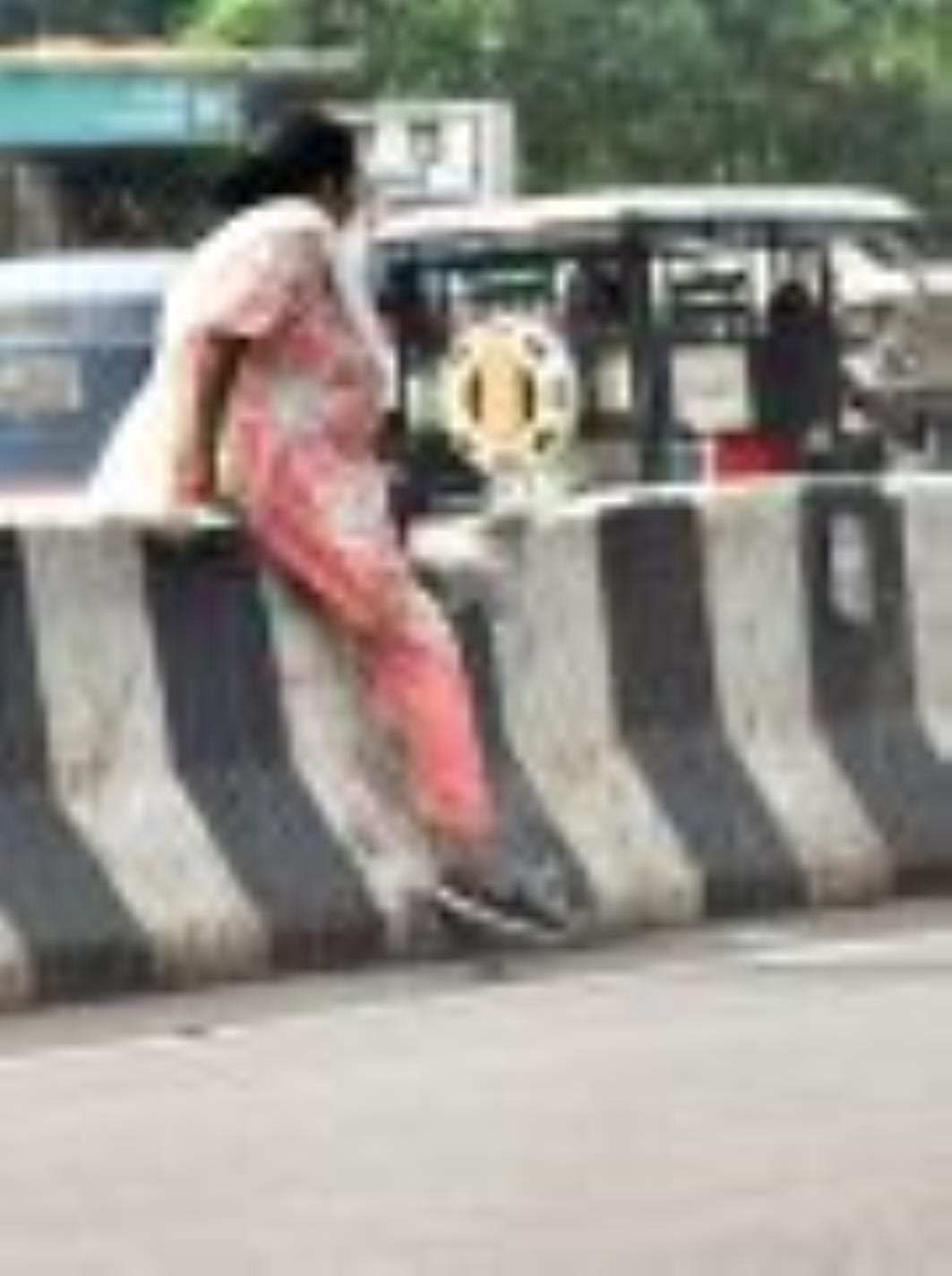 पारा इलाके में पुरानी चौकी के पास रोड बंदकर डिवाइडर बना दिया गया है। ऐसे में लोग मजबूरन डिवाइडर पारा इलाके में पुरानी चौकी के पास रोड बंदकर डिवाइडर बना दिया गया है। ऐसे में लोग मजबूरन डिवाइडर
