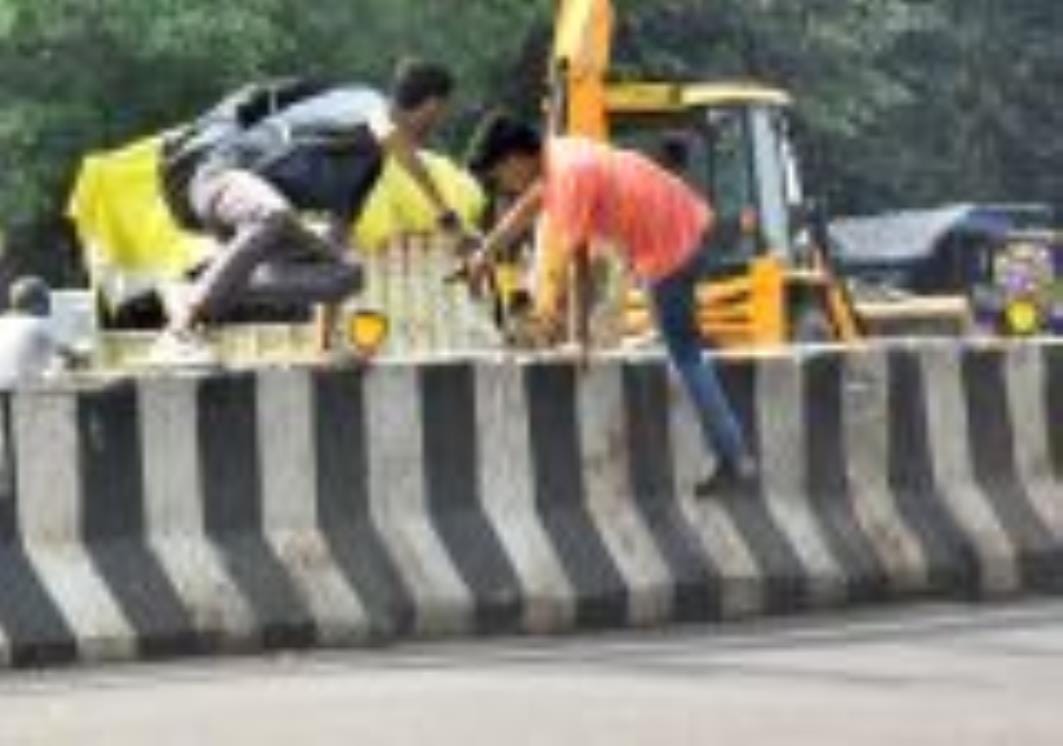 पारा इलाके में पुरानी चौकी के पास रोड बंदकर डिवाइडर बना दिया गया है। ऐसे में लोग मजबूरन डिवाइडर पारा इलाके में पुरानी चौकी के पास रोड बंदकर डिवाइडर बना दिया गया है। ऐसे में लोग मजबूरन डिवाइडर