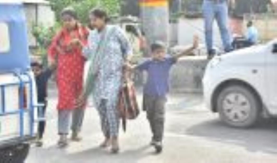 पारा इलाके में पुरानी चौकी के पास रोड बंदकर डिवाइडर बना दिया गया है। ऐसे में लोग मजबूरन डिवाइडर पारा इलाके में पुरानी चौकी के पास रोड बंदकर डिवाइडर बना दिया गया है। ऐसे में लोग मजबूरन डिवाइडर