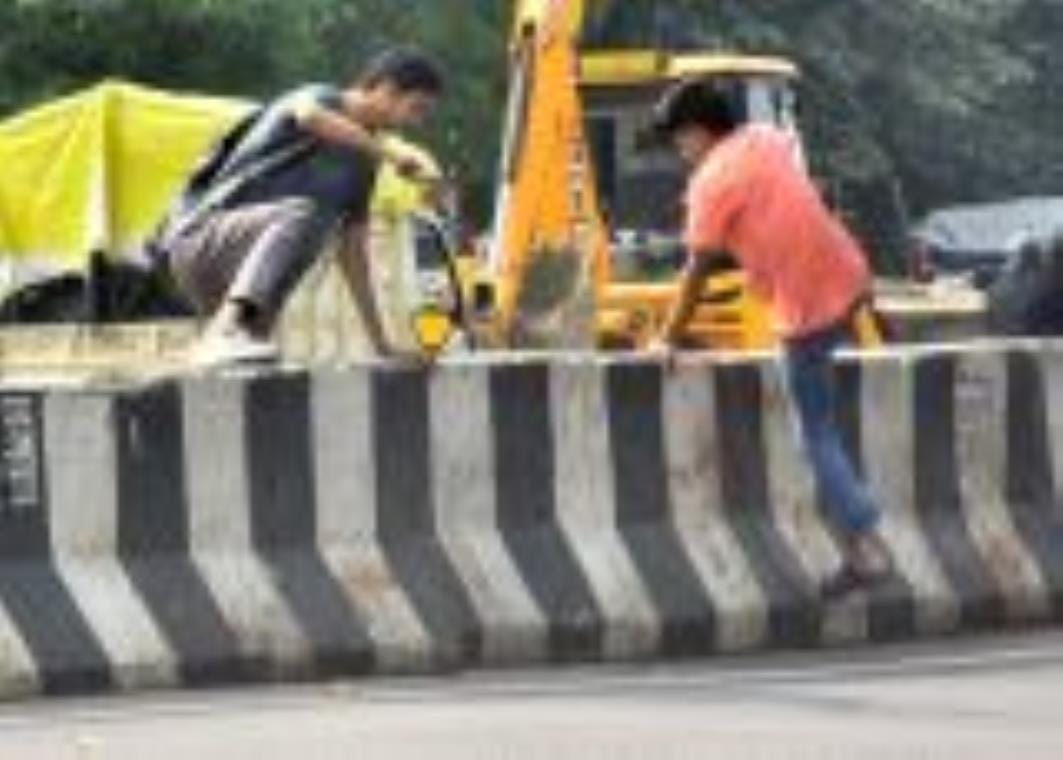 पारा इलाके में पुरानी चौकी के पास रोड बंदकर डिवाइडर बना दिया गया है। ऐसे में लोग मजबूरन डिवाइडर पारा इलाके में पुरानी चौकी के पास रोड बंदकर डिवाइडर बना दिया गया है। ऐसे में लोग मजबूरन डिवाइडर