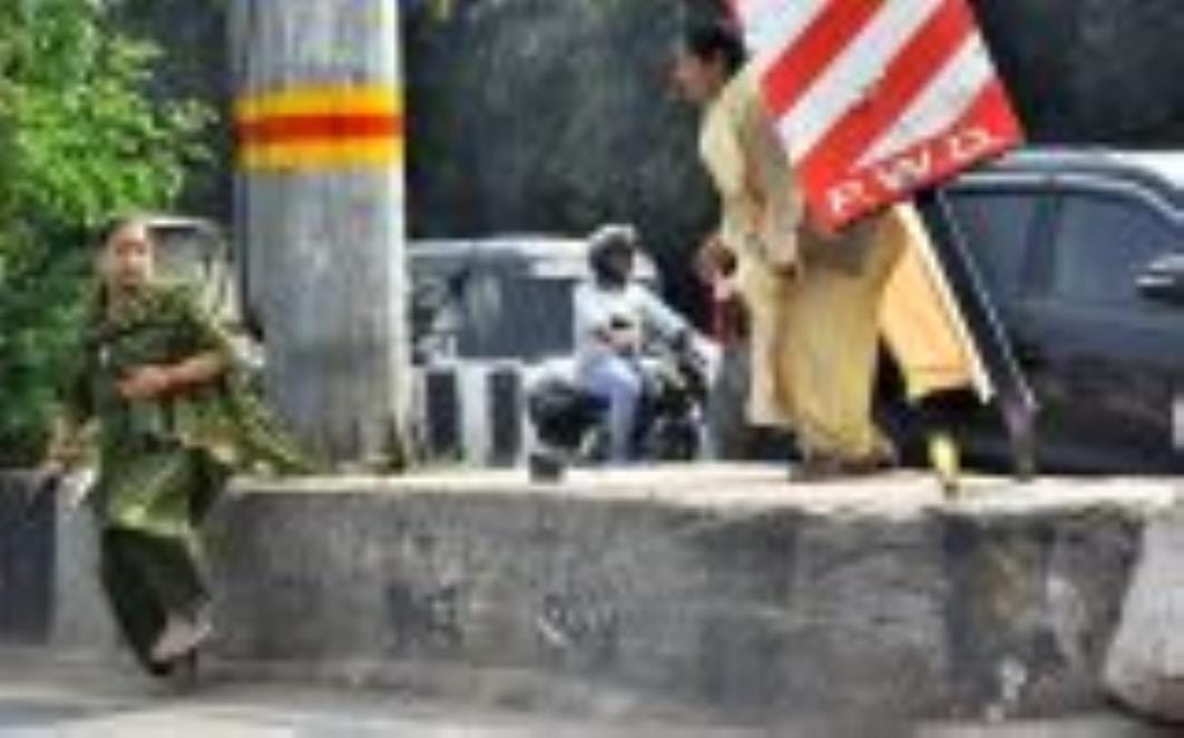 पारा इलाके में पुरानी चौकी के पास रोड बंदकर डिवाइडर बना दिया गया है। ऐसे में लोग मजबूरन डिवाइडर पारा इलाके में पुरानी चौकी के पास रोड बंदकर डिवाइडर बना दिया गया है। ऐसे में लोग मजबूरन डिवाइडर